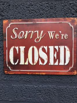 Metalen bord met prachtig geschilderde tekst: Sorry we're closed